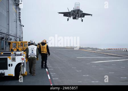 220403-N-XN177-2017 OCÉAN PACIFIQUE (le 3 avril 2022) – un F-35B Lightning II attaché à l'escadron d'attaque de chasseurs maritimes (VMFA) 225 atterrit sur le pont de vol à bord du navire d'assaut amphibie USS Tripoli (LHA 7), avril 3. Le VMFA-225 est embarqué à Tripoli dans le cadre de la démonstration du concept de porte-foudre du corps des Marines des États-Unis. La démonstration du concept de porte-avions Lightning montre que Tripoli et d'autres navires d'assaut amphibies sont capables de fonctionner comme des plates-formes de frappe à voilure fixe, au besoin, et peuvent amener des avions de décollage/atterrissage vertical de cinquième génération (STOVL) où qu'ils se trouvent Banque D'Images