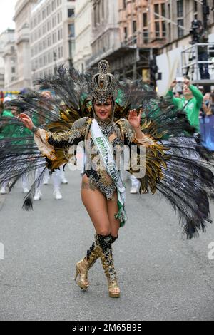 Londres, Royaume-Uni. 01st janvier 2023. Jordan Leigh of London School of Samba lors de la parade annuelle du jour de l'an. Plus de 8 000 artistes participent au défilé du nouvel an alors que le défilé revient pour la première fois depuis Covid-19. L'événement annuel a eu lieu pour la première fois en 1987 et au début d'un demi-million de fêtards s'alignent sur la rue de Piccadilly au Parlement à Westminster. Crédit : SOPA Images Limited/Alamy Live News Banque D'Images