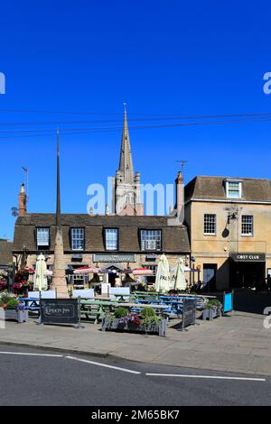 The Golden Fleece pub et Queen Elanor Cross, Sheep Market, Stamford Town, Lincolnshire County, Angleterre, ROYAUME-UNI Banque D'Images