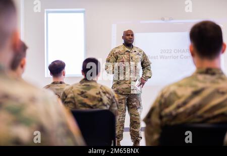 Le sergent de commandement Sheldon Chambliss, de la Garde nationale de l'Armée de l'Ohio le sergent de commandement de l'État Major, informe les soldats lors de la compétition du meilleur guerrier de la Garde nationale de l'Armée de l'Ohio (CBB) au camp de la Garde nationale de l'Armée de l'Ohio, James A. Garfield joint Military Training Centre, Ravenne, Ohio, 1-3 avril 2022. Les gagnants de la CBB représenteront la Garde nationale de l'Armée de l'Ohio à la compétition régionale cet été. La CBB reconnaît les soldats qui font preuve d'engagement envers les valeurs de l'Armée de terre, incarnent le guerrier Ethos et représentent la Force de l'avenir. (Photo du SPC. Benhur Ayettey, 196th Mobil Banque D'Images