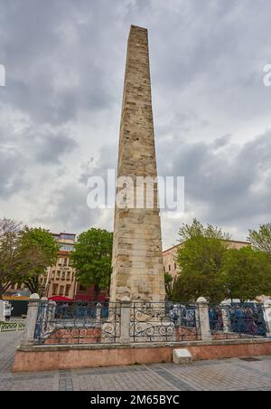 ISTANBUL, TURQUIE - 21 AVRIL 2017 : l'obélisque de Theodosius est un ancien obélisque égyptien du Pharaon Thutmose III, situé maintenant dans la ville moderne d'IST Banque D'Images