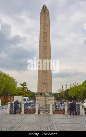 ISTANBUL, TURQUIE - 21 AVRIL 2017 : l'obélisque de Theodosius est un ancien obélisque égyptien du Pharaon Thutmose III, situé maintenant dans la ville moderne d'IST Banque D'Images