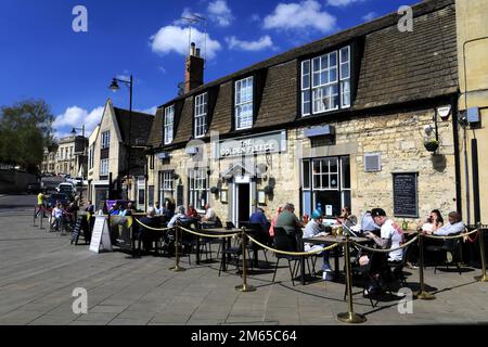 The Golden Fleece pub et Queen Elanor Cross, Sheep Market, Stamford Town, Lincolnshire County, Angleterre, ROYAUME-UNI Banque D'Images