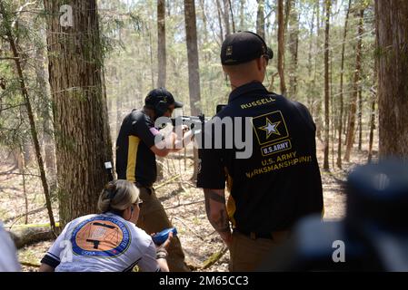 ÉTATS-UNIS Armée Marksmanship Unit action Team Adjointe Chef d'équipe Sgt. 1st classe Joel Turner est en compétition dans le Palmetto State Armory 2022 United States Practical Shooting Association Multigun Nationals à Clinton, Caroline du Sud sur 3 avril 2022. Le Anderson, originaire de Caroline du Sud, a placé 4th personnes dans la division ouverte. Banque D'Images