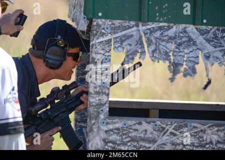 ÉTATS-UNIS Armée Marksmanship Unit action Team Adjointe Chef d'équipe Sgt. 1st classe Joel Turner est en compétition dans le Palmetto State Armory 2022 United States Practical Shooting Association Multigun Nationals à Clinton, Caroline du Sud sur 3 avril 2022. Le Anderson, originaire de Caroline du Sud, a placé 4th personnes dans la division ouverte. Banque D'Images