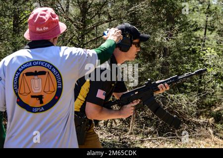 ÉTATS-UNIS Armée Marksmanship Unit action Team Adjointe Chef d'équipe Sgt. 1st classe Joel Turner est en compétition dans le Palmetto State Armory 2022 United States Practical Shooting Association Multigun Nationals à Clinton, Caroline du Sud sur 3 avril 2022. Le Anderson, originaire de Caroline du Sud, a placé 4th personnes dans la division ouverte. Banque D'Images