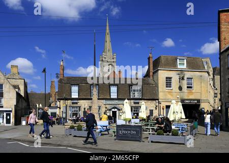 The Golden Fleece pub et Queen Elanor Cross, Sheep Market, Stamford Town, Lincolnshire County, Angleterre, ROYAUME-UNI Banque D'Images