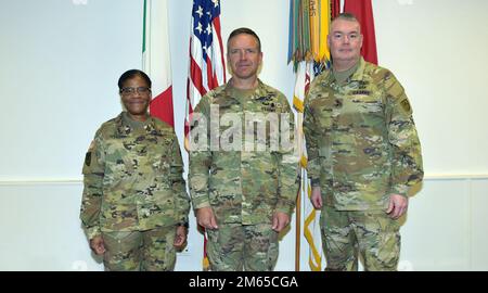 Major-général David W. Ling, le 79th Theatre Sustainability Command commandant général, à droite, Major-général Andrew M. Rohling, États-Unis Force opérationnelle de l'Armée de l'Europe du Sud, commandant de l'Afrique, centre et Brig. Le général Wanda N. Williams, commandant général de l'appui à la mission de 7th, à gauche, se réunit au bureau du commandant de la SETAF-Africa lors d'une récente visite à Caserma Ederle à Vicenza, en Italie, le 4 avril 2022. Banque D'Images