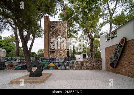 Saint-Paul-de-Vence, Musée Fondation Maeght, 1964 von Josep Lluís Sert erbaut, Labyrinth, mit Keramikwand und Plastiken von Joan Miró Banque D'Images