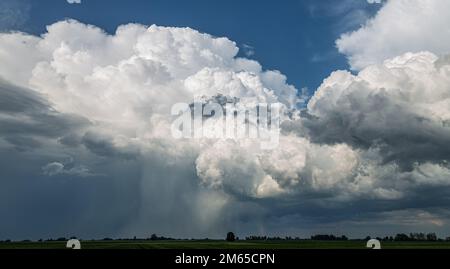 Nuages de tempête sur le champ, supercellule tornadique, temps extrême, tempête dangereuse Banque D'Images