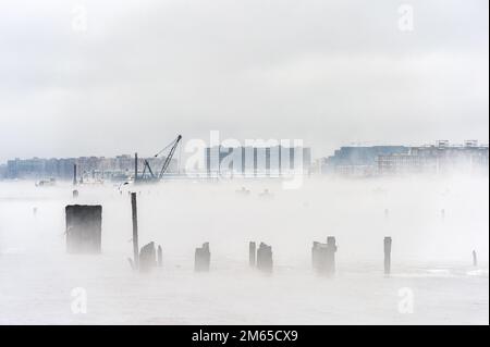 Hudson River en hiver avec Misty Edgewater Cityscape en arrière-plan. New Jersey, États-Unis Banque D'Images