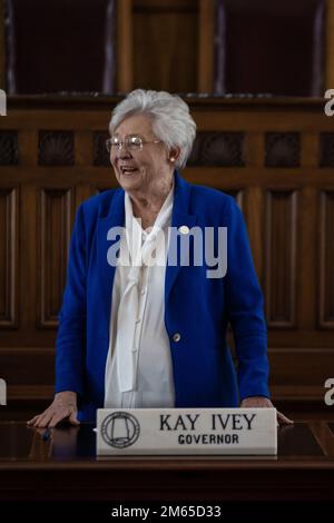 Kay Ivey (Alabama) le gouverneur a signé une proclamation déclarant avril le mois de l'enfant militaire. (Photo de la Garde nationale de l'Alabama par le sergent d'état-major William Frye.) Banque D'Images