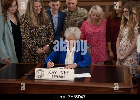 Kay Ivey, gouverneur de l'Alabama, a signé une proclamation déclarant avril le mois de l'enfant militaire, le major général Jerry Martin, adjoint adjudant général de la Garde nationale de l'Alabama, et le Conseil des jeunes de la Garde nationale de l'Alabama étaient présents à la capitale de l'État sur 4 avril 2022. (Photo de la Garde nationale de l'Alabama par le sergent d'état-major William Frye.) Banque D'Images