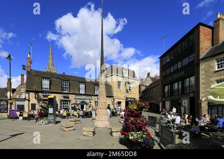 The Golden Fleece pub et Queen Elanor Cross, Sheep Market, Stamford Town, Lincolnshire County, Angleterre, ROYAUME-UNI Banque D'Images