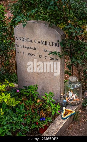 La tombe du célèbre écrivain italien Andrea Camilleri au cimetière non catholique de Rome. Rome, Latium, Italie, Europe Banque D'Images