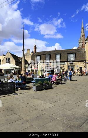 The Golden Fleece pub et Queen Elanor Cross, Sheep Market, Stamford Town, Lincolnshire County, Angleterre, ROYAUME-UNI Banque D'Images