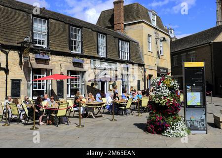 The Golden Fleece pub et Queen Elanor Cross, Sheep Market, Stamford Town, Lincolnshire County, Angleterre, ROYAUME-UNI Banque D'Images