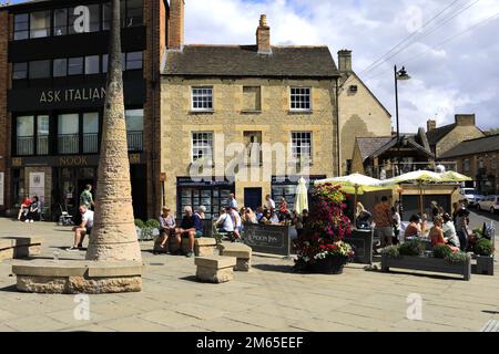 The Golden Fleece pub et Queen Elanor Cross, Sheep Market, Stamford Town, Lincolnshire County, Angleterre, ROYAUME-UNI Banque D'Images