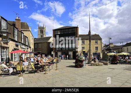 The Golden Fleece pub et Queen Elanor Cross, Sheep Market, Stamford Town, Lincolnshire County, Angleterre, ROYAUME-UNI Banque D'Images