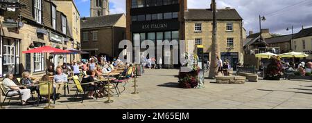 The Golden Fleece pub et Queen Elanor Cross, Sheep Market, Stamford Town, Lincolnshire County, Angleterre, ROYAUME-UNI Banque D'Images