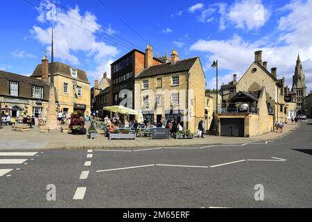 The Golden Fleece pub et Queen Elanor Cross, Sheep Market, Stamford Town, Lincolnshire County, Angleterre, ROYAUME-UNI Banque D'Images