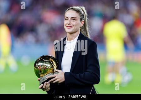 BARCELONE - octobre 20 : Alexia Putellas avec le ballon d'Or avant le match LaLiga entre le FC Barcelone et Villarreal CF au stade Spotify Camp Nou Banque D'Images