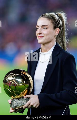 BARCELONE - octobre 20 : Alexia Putellas avec le ballon d'Or avant le match LaLiga entre le FC Barcelone et Villarreal CF au stade Spotify Camp Nou Banque D'Images