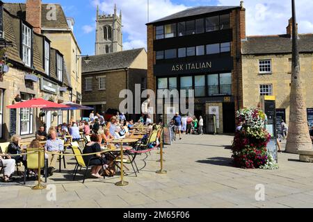 The Golden Fleece pub et Queen Elanor Cross, Sheep Market, Stamford Town, Lincolnshire County, Angleterre, ROYAUME-UNI Banque D'Images