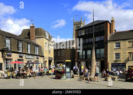 The Golden Fleece pub et Queen Elanor Cross, Sheep Market, Stamford Town, Lincolnshire County, Angleterre, ROYAUME-UNI Banque D'Images