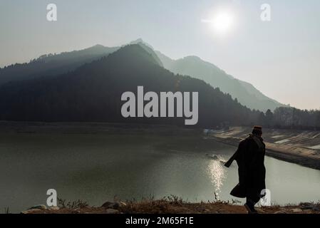 Srinagar, Inde. 02nd janvier 2023. Un homme marche à côté d'un étang pendant une journée froide et ensoleillée dans la périphérie de Srinagar. (Photo par Irrees Abbas/SOPA Images/Sipa USA) crédit: SIPA USA/Alay Live News Banque D'Images