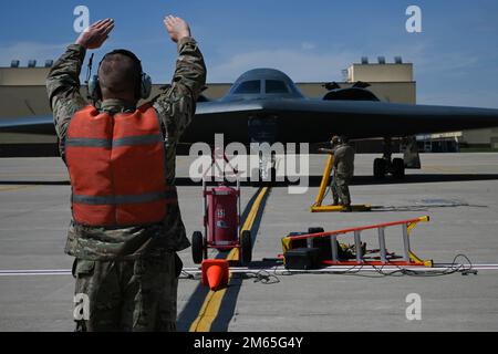 Les chefs d'équipage affectés à l'escadron de maintenance des aéronefs 509th préparent un bombardier furtif B-2 Spirit pour un ravitailleur à ciel ouvert, à la base aérienne de Whiteman, Missouri (4 avril 2022). Exercice Agile Tiger promeut la résilience, l’innovation, la compétitivité et l’amélioration des processus, tous les talents nécessaires pour relever les défis complexes d’aujourd’hui. Banque D'Images