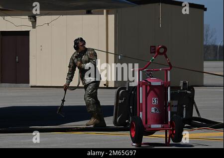 Un bombardier furtif B-2 Spirit, affecté à Whiteman Air Force base, Missouri, ravitaillements au cours de l'exercice Agile Tiger, le 4 avril 2022. Une force adaptable et préparée est nécessaire pour dissuader de manière crédible les adversaires, assurer les alliés et les partenaires, se protéger contre les menaces incertaines et atteindre les objectifs américains en cas d’échec de la dissuasion. Agile Tiger, B-2 Spirit, Hot Pit, Whiteman AFB, Whiteman Air Force base, pol, Banque D'Images