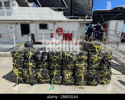 L’équipage du Cutter de la Garde côtière Donald Horsley a déchargé environ 1 000 kilogrammes de cocaïne saisie, d’une valeur de $20 millions de dollars, à la base de la Garde côtière de San Juan 4 avril 2022, à la suite de l’interdiction d’un navire à grande vitesse 30 mars 2022 dans la mer des Caraïbes, près de Porto Rico. Administration de l'application de la loi sur les drogues les agents spéciaux ont reçu la garde de deux contrebandiers présumés et de la contrebande saisie. Cette interdiction est le résultat d'efforts multi-agences impliquant le Groupe d'agences frontalières des Caraïbes et la Force de frappe du corridor des Caraïbes. (É.-U. Photo de la Garde côtière) Banque D'Images