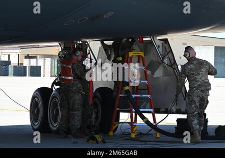 Un bombardier furtif B-2 Spirit, affecté à Whiteman Air Force base, Missouri, ravitaillements au cours de l'exercice Agile Tiger, le 4 avril 2022. Une force adaptable et préparée est nécessaire pour dissuader de manière crédible les adversaires, assurer les alliés et les partenaires, se protéger contre les menaces incertaines et atteindre les objectifs américains en cas d’échec de la dissuasion. Agile Tiger, B-2 Spirit, Hot Pit, Whiteman AFB, Whiteman Air Force base, pol, Banque D'Images
