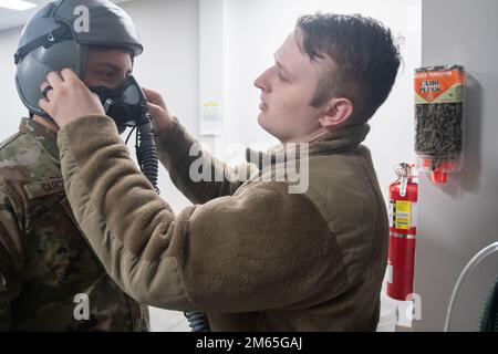 Airman 1st classe Jaden Floyd, 509th Aircrew Flight Equipment, assure 509th Spécialiste des affaires publiques Airman 1st classe Joseph Garcia masque s'adapte correctement 4 avril 2022. Les spécialistes des affaires publiques sont formés pour documenter les événements de base depuis le sol, ainsi que depuis le ciel. Banque D'Images