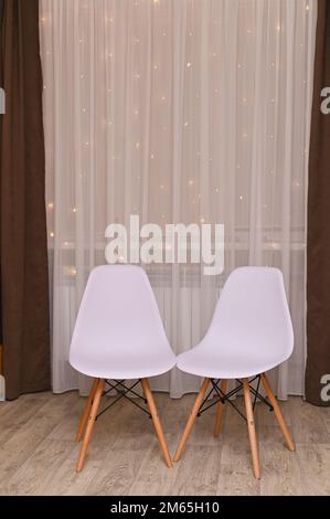 deux chaises blanches sur le fond des rideaux. intérieur de la maison Banque D'Images