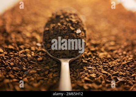 Grains de café instantanés dans une cuillère Banque D'Images