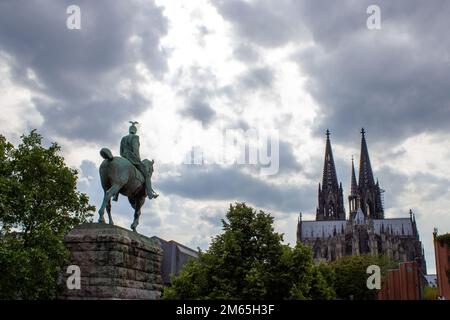 Vue sur la cathédrale de Cologne, monument du catholicisme allemand et de l'architecture gothique avec la statue équestre du Kaiser Wilhelm II, à Cologne, en Allemagne. Banque D'Images