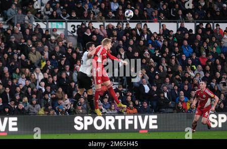 Pride Park, Derby, Derbyshire, Royaume-Uni. 2nd janvier 2023. League One football, Derby County versus Accrington Stanley; Eiran Cashin de Derby challenge pour l'en-tête Credit: Action plus Sports/Alay Live News Banque D'Images