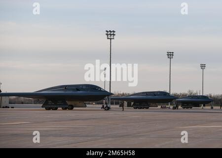 Trois bombardiers furtifs B-2 assignés à l'aile Bomb de 509th, décollage de la base aérienne de Whiteman, Missouri, 4 avril 2022. Les bombardiers furtifs s'intègrent aux lanceurs B-1 d'Ellsworth AFB et Dyess AFB, dans le cadre de l'exercice Agile Tiger. Agile Tiger teste la capacité d'équiper, de soutenir, de déplacer et de manœuvrer des avions délibérément entraînés sur un réseau de bases pour compliquer le ciblage d'adversaire, préserver la puissance de combat et combattre à partir d'une position d'avantage. Banque D'Images