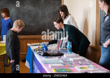 Chelsea Garson, infirmière de défense familiale de l'escadron de préparation médicale opérationnelle 341st, parle à un participant lors de l'événement fils de connexion 4 avril 2022, au Musée d'art de la place Gibson de Paris à Great Falls, en Ontario. L'événement a été le coup d'envoi de la semaine pas plus de violence, qui est la campagne de sensibilisation de la communauté à la prévention de la violence envers les enfants. Banque D'Images