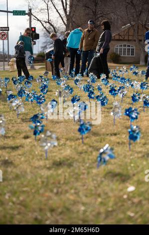 Des volontaires plantent des pignons 4 avril 2022, en face du musée d'art de la place Gibson de Paris, à Great Falls, en montagne. Les roues représentent les 1 200 enfants qui sont nés ou qui ont déménagé à Great Falls en 2021 et qui font partie de la campagne de prévention de la violence envers les enfants de la semaine de la non plus de violence dans la collectivité. Banque D'Images