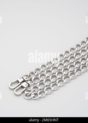 accessoires et fournitures pour chaînes métalliques pour sacs, sacs à dos et couture sur fond gris. Dispositifs de réglage en métal chromé pour sangles de sacs à main. Banque D'Images