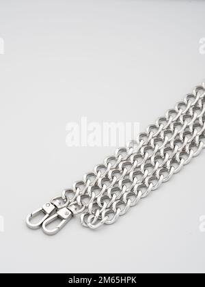 accessoires et fournitures pour chaînes métalliques pour sacs, sacs à dos et couture sur fond gris. Dispositifs de réglage en métal chromé pour sangles de sacs à main. Banque D'Images