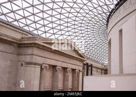 Vue intérieure de la Grande Cour au British Museum, un musée public dédié à l'histoire humaine, à l'art et à la culture de Londres. Banque D'Images