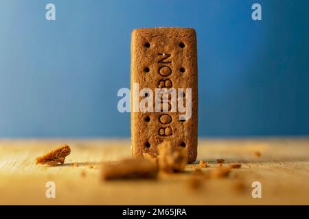 Crèmes Bourbon - Un biscuit traditionnel au chocolat sur fond bleu. Nourriture sucrée souvent mangée avec une tasse de thé. Banque D'Images