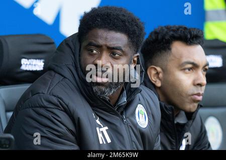 Wigan, Royaume-Uni. 02nd janvier 2023. Kolo Toure Directeur de Wigan Athletic pendant le match de championnat Sky Bet Wigan Athletic vs Hull City au DW Stadium, Wigan, Royaume-Uni, 2nd janvier 2023 (photo de Phil Bryan/News Images) à Wigan, Royaume-Uni le 1/2/2023. (Photo de Phil Bryan/News Images/Sipa USA) Credit: SIPA USA/Alay Live News Banque D'Images
