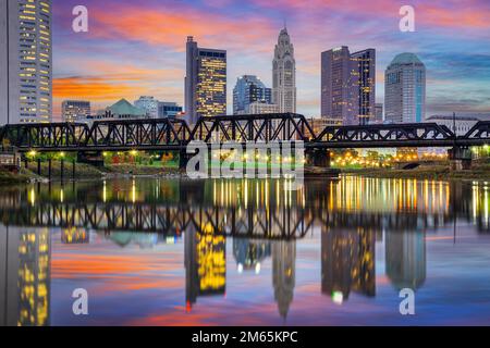 Columbus, Ohio, États-Unis centre-ville sur la rivière Scioto à l'aube. Banque D'Images