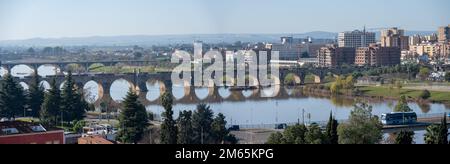 Le Puente de Palmas, un pont enjambant le fleuve Guadiana à Badajoz, Espagne Banque D'Images