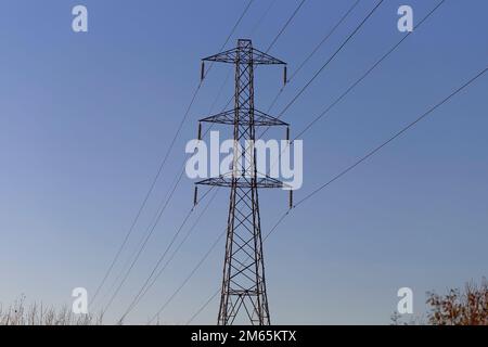 Electrical Pylon.également connu sous le nom de tours de transmission.UK National Grid.on un ciel bleu clair. Banque D'Images